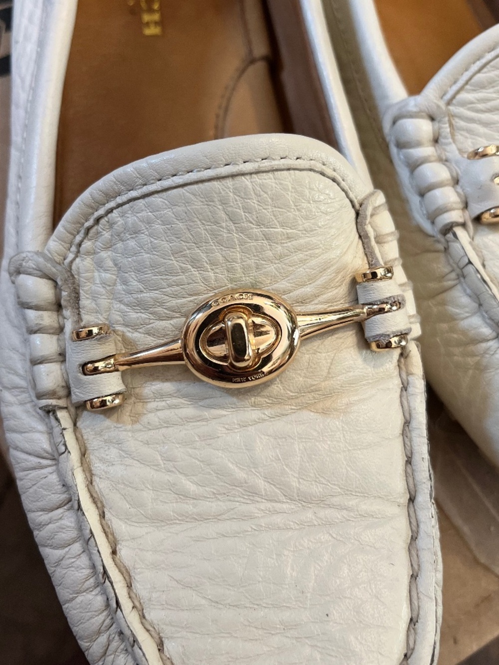 Coach Women’s “Arlene”Ivory Pebbled Leather w/ Turnlock Detail Casual Loafers 6B - Picture 5 of 6